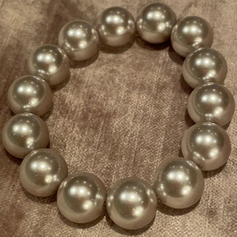 Beautiful Silver Faux Pearl Stretch Bracelet 7-9” stretch NWOTS